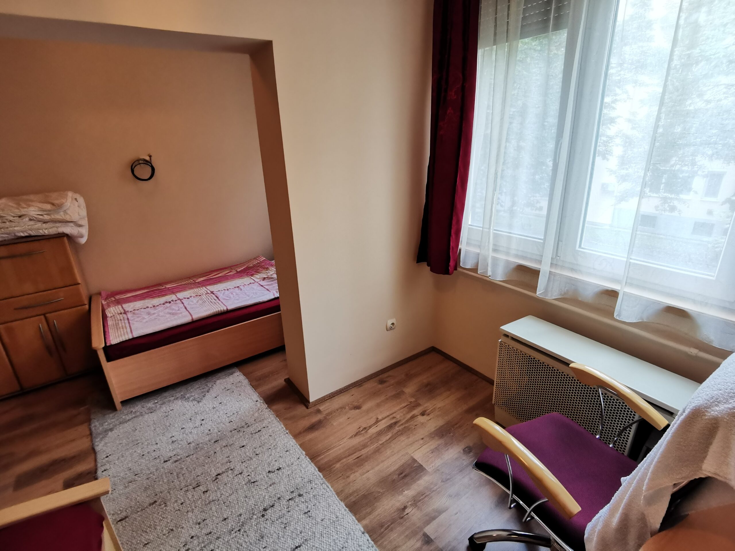 Egyetem melletti felújított 1+2 szobás lakás