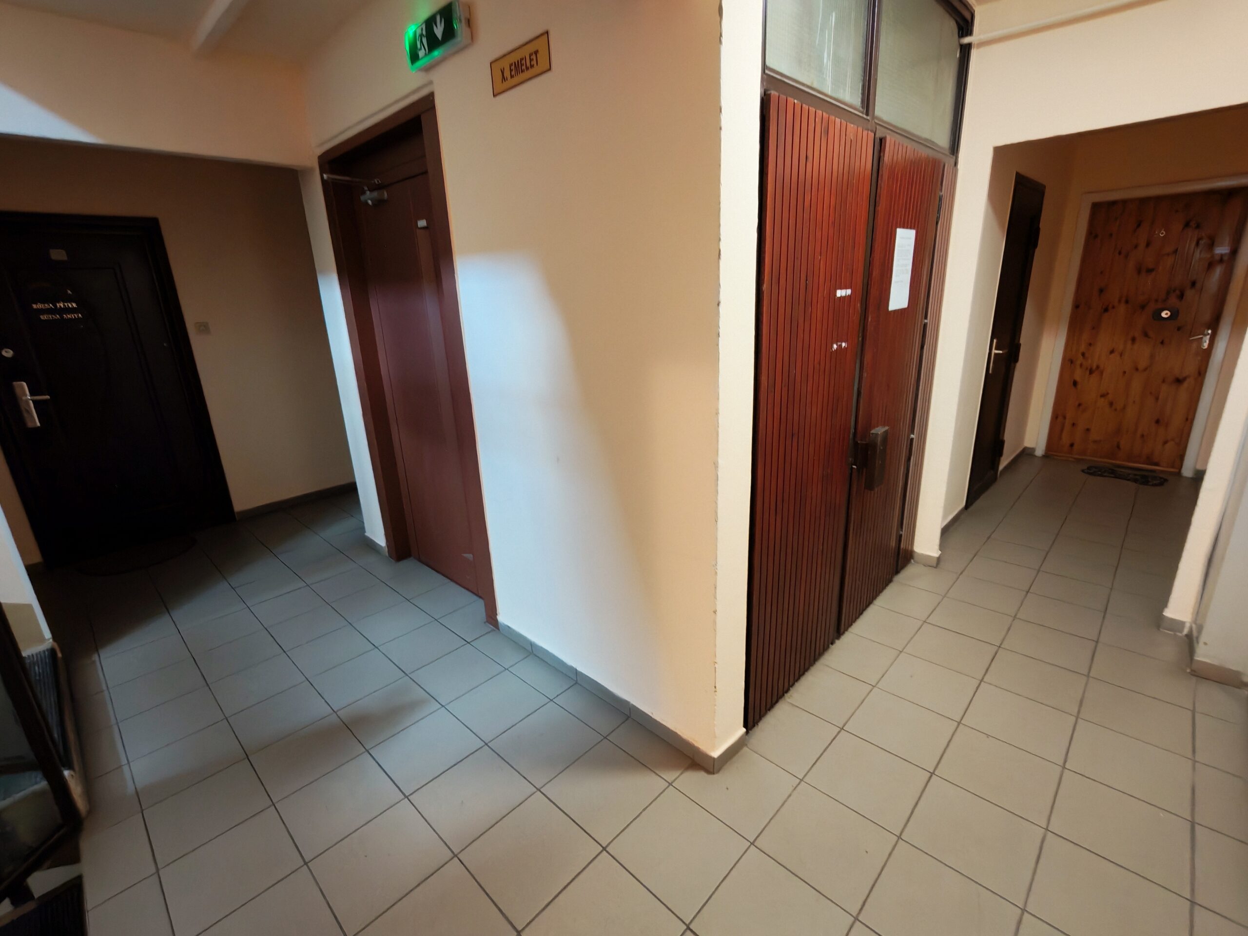 Panorámás panellakás